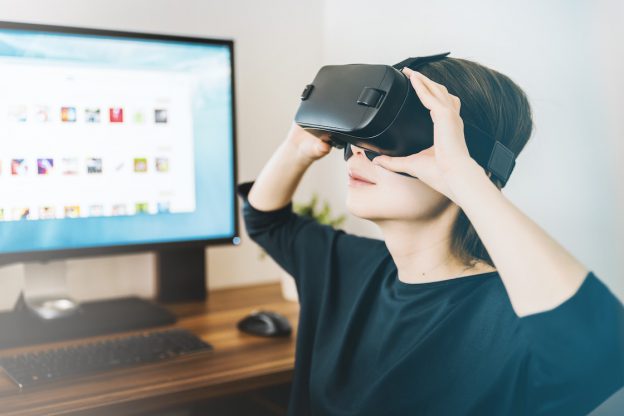 femme utilisant un casque VR